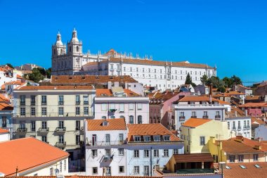 Ünlü Santa Engracia kubbe ve Lizbon Hill'de Sao Vicente de Fora güzel yaz gün