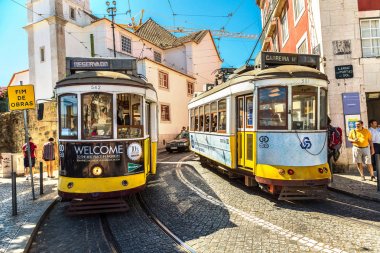 Lisbon, Portekiz - 30 Temmuz 2017: Vintage tramvay Lizbon şehir merkezi bir yaz günü'ndeki