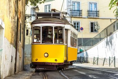 Lizbon şehir merkezi bir yaz günü'ndeki Vintage tramvay