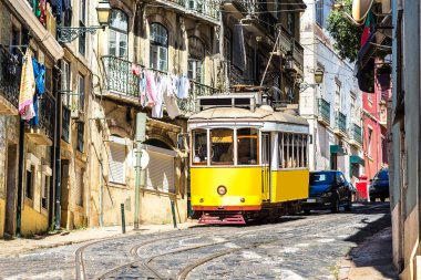 Lizbon şehir merkezi bir yaz günü'ndeki Vintage tramvay