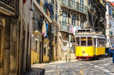 Lizbon şehir merkezi bir yaz günü'ndeki Vintage tramvay