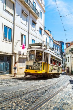 Lisbon, Portekiz - 30 Temmuz 2017: Vintage tramvay Lizbon şehir merkezi bir yaz günü'ndeki