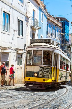 Lisbon, Portekiz - 30 Temmuz 2017: Vintage tramvay Lizbon şehir merkezi bir yaz günü'ndeki