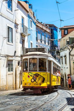 Lisbon, Portekiz - 30 Temmuz 2017: Vintage tramvay Lizbon şehir merkezi bir yaz günü'ndeki