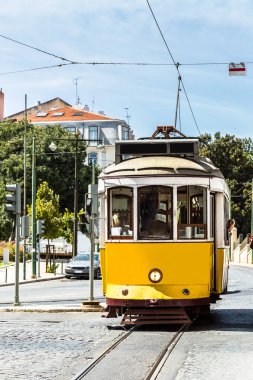 Lizbon şehir merkezi bir yaz günü'ndeki Vintage tramvay