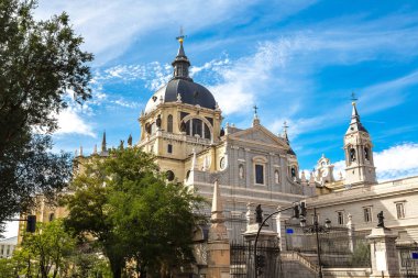 Madrid 'deki Almudena Katedrali