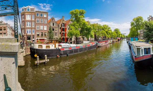 Kanalen och bron i amsterdam — Stockfoto