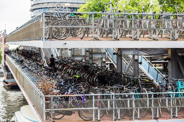 アムステルダムでのバイク駐車場 — ストック写真