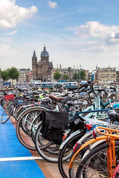 Estacionamento para bicicletas em Amsterdã — Fotografia de Stock