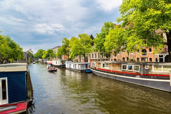 Amsterdam canali e barche in Paesi Bassi — Foto Stock