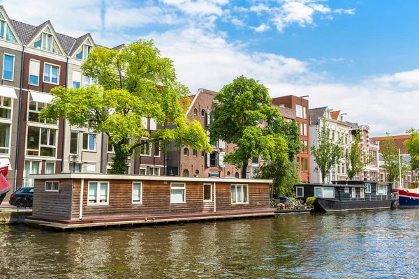 Amsterdams kanaler och båtar i Nederländerna — Stockfoto