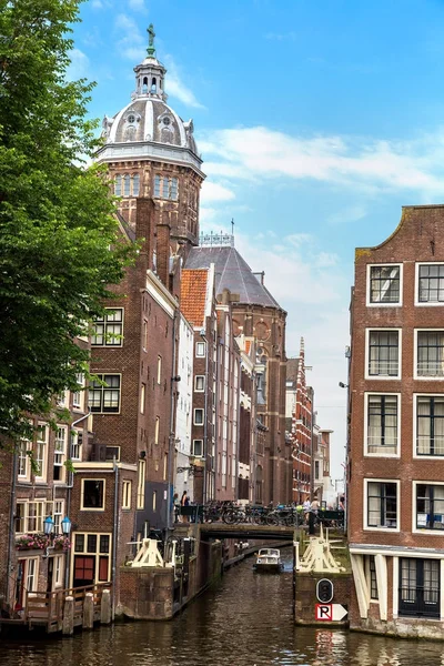 Kanaal en st. nicolas kerk in amsterdam — Stockfoto