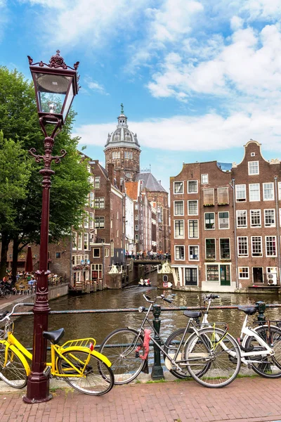 Bicicletas em uma ponte sobre os canais de Amsterdam — Fotografia de Stock