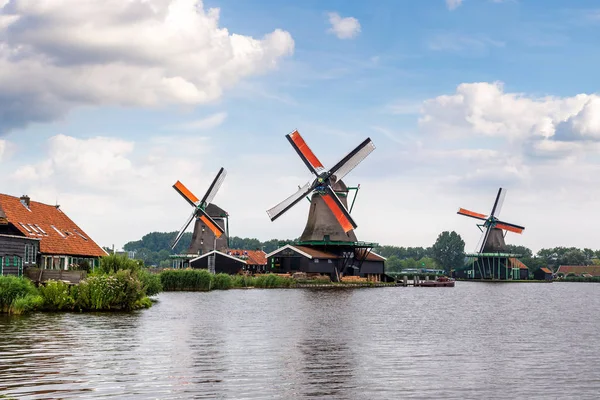 Vindmøller i Holland - Stock-foto