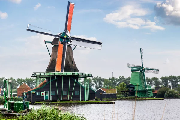 Moinhos de vento em holland — Fotografia de Stock