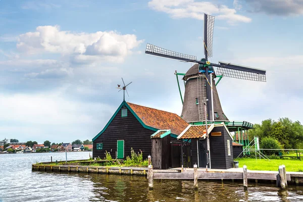 Windmühle in Holland — Stockfoto