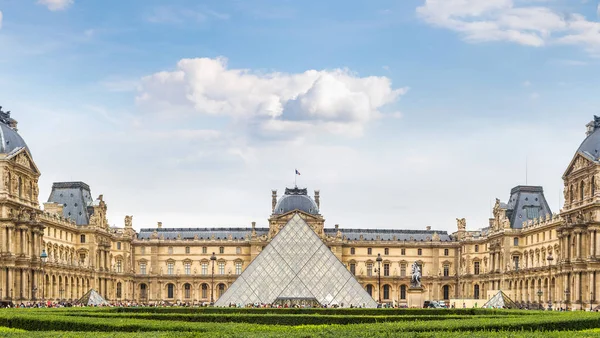 Het Louvre Museum in Parijs — Stockfoto