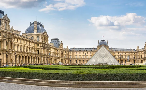 Het Louvre Museum in Parijs — Stockfoto