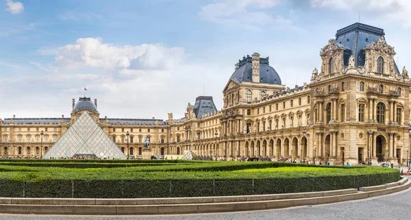 Музей Лувр у Парижі. — стокове фото