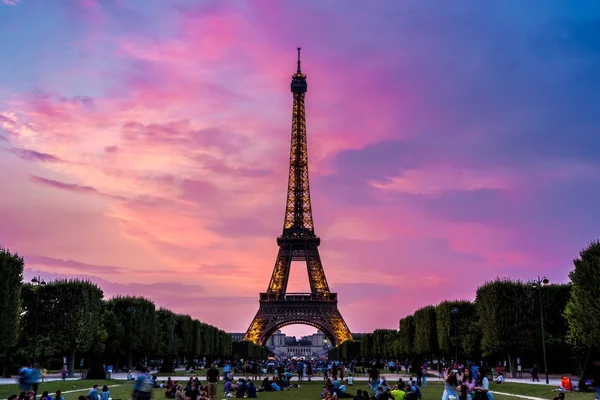 석양에 떠 있는 에펠 탑, 파리 — 스톡 사진