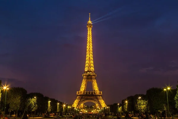 Tour Eiffel au coucher du soleil à Paris — Photo