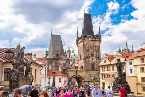 Puente de Karlov o Charles en Praga en verano — Foto de Stock