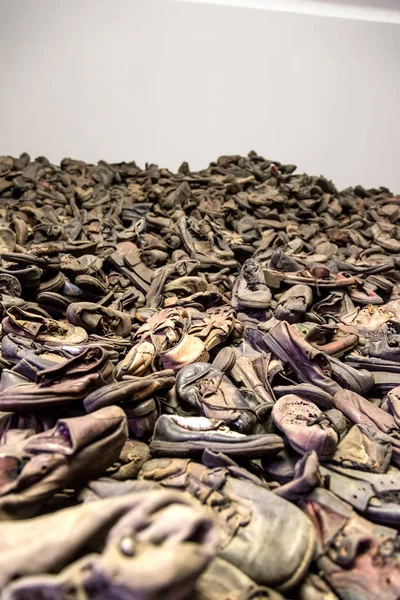 Botas de víctimas en Auschwitz — Foto de Stock
