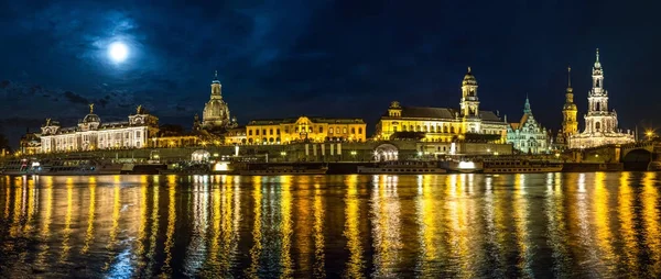 Панорамный вид на Дрезден ночью — стоковое фото