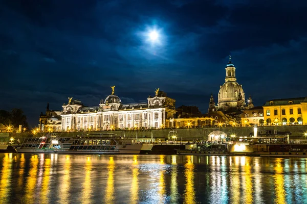 Panoramablick auf Dresden in der Nacht — Stockfoto