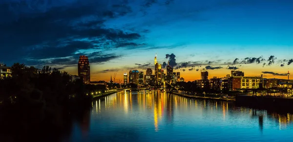 Frankfurt am Main tijdens zonsondergang — Stockfoto