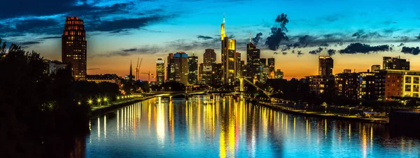 Frankfurt am Main durante la puesta del sol — Foto de Stock