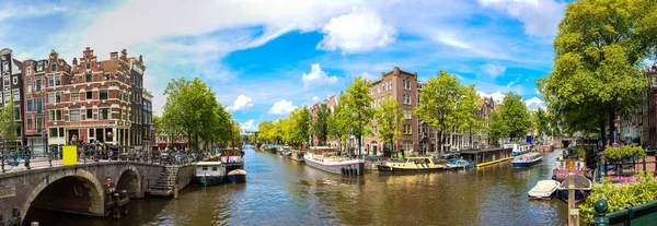 Kanal und Brücke in Amsterdam — Stockfoto