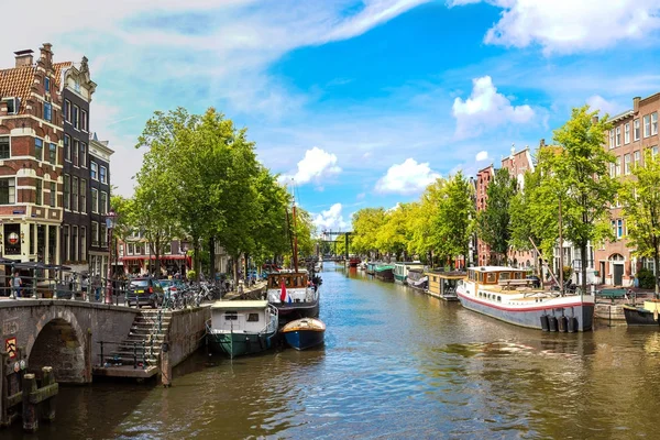 Amsterdam kanalları ve tekne Hollanda — Stok fotoğraf