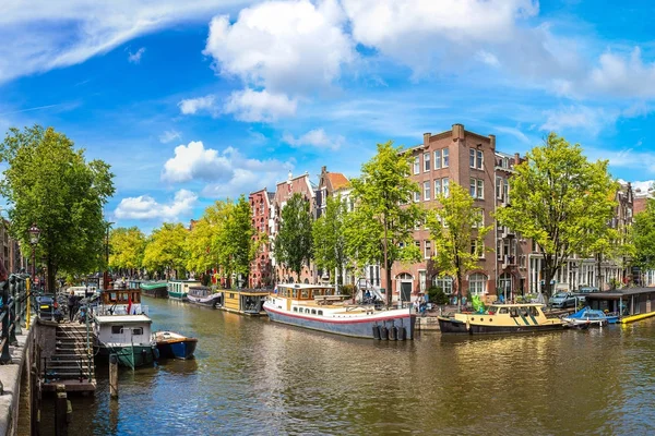 Amsterdams kanaler och båtar i Nederländerna — Stockfoto