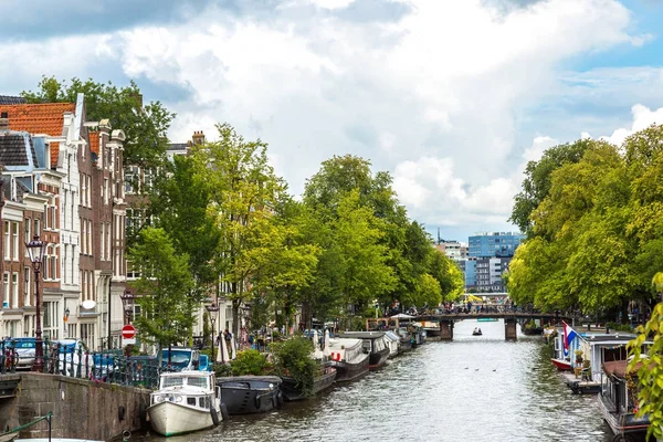 Amsterdamskie kanały i łodzi w Holandii — Zdjęcie stockowe