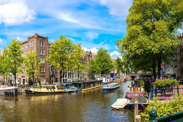 Типових амстердамських каналів і катерів в Нідерландах — стокове фото