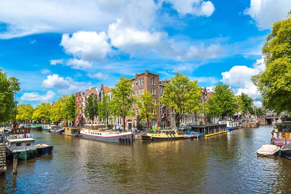 Canales y barcos de Ámsterdam en Holanda — Foto de Stock