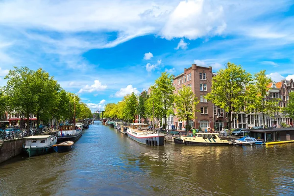 Canales y barcos de Ámsterdam en Holanda —  Fotos de Stock