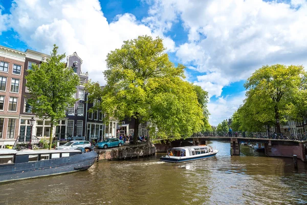 Amsterdam kanalları ve tekne Hollanda — Stok fotoğraf