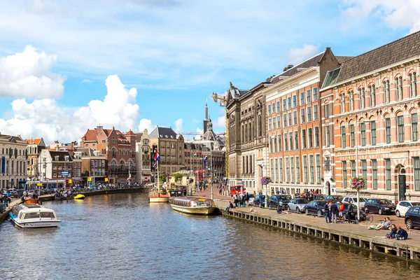 Амстердамские каналы и лодки в Нидерландах — стоковое фото