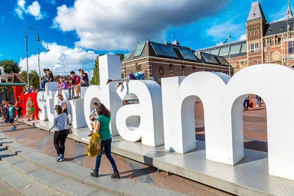 Rijksmuseum amsterdam museum met woorden ik amsterdam — Stockfoto