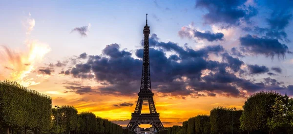 Torre Eiffel ao pôr do sol em Paris — Fotografia de Stock