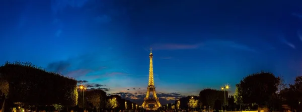 Torre Eiffel al atardecer en París — Foto de Stock