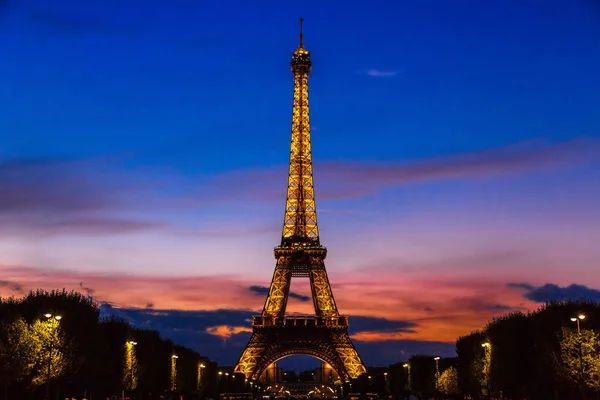 Tour Eiffel au coucher du soleil à Paris — Photo