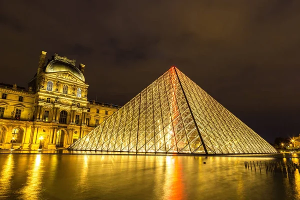 Het Louvre 's nachts in Parijs — Stockfoto