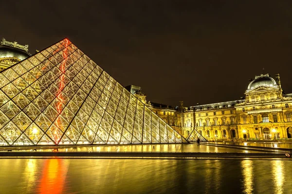 El Louvre de noche en París —  Fotos de Stock