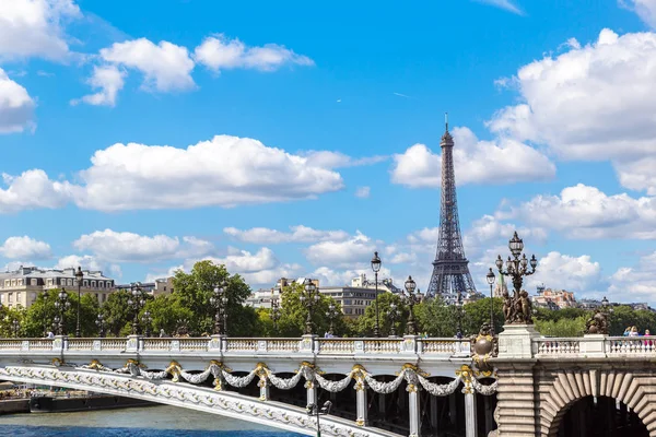 Eiffeltoren en bridge Alexandre Iii — Stockfoto