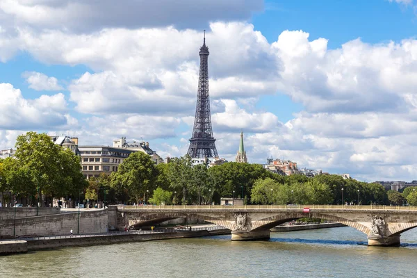 Seine and Eiffel tower in Paris — Stock Photo, Image