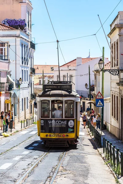 夏の日 ポルトガルのリスボンの市内中心部にリスボン ポルトガル 2017 ヴィンテージ トラム — ストック写真