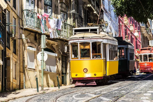 Lizbon şehir merkezi bir yaz günü'ndeki Vintage tramvay